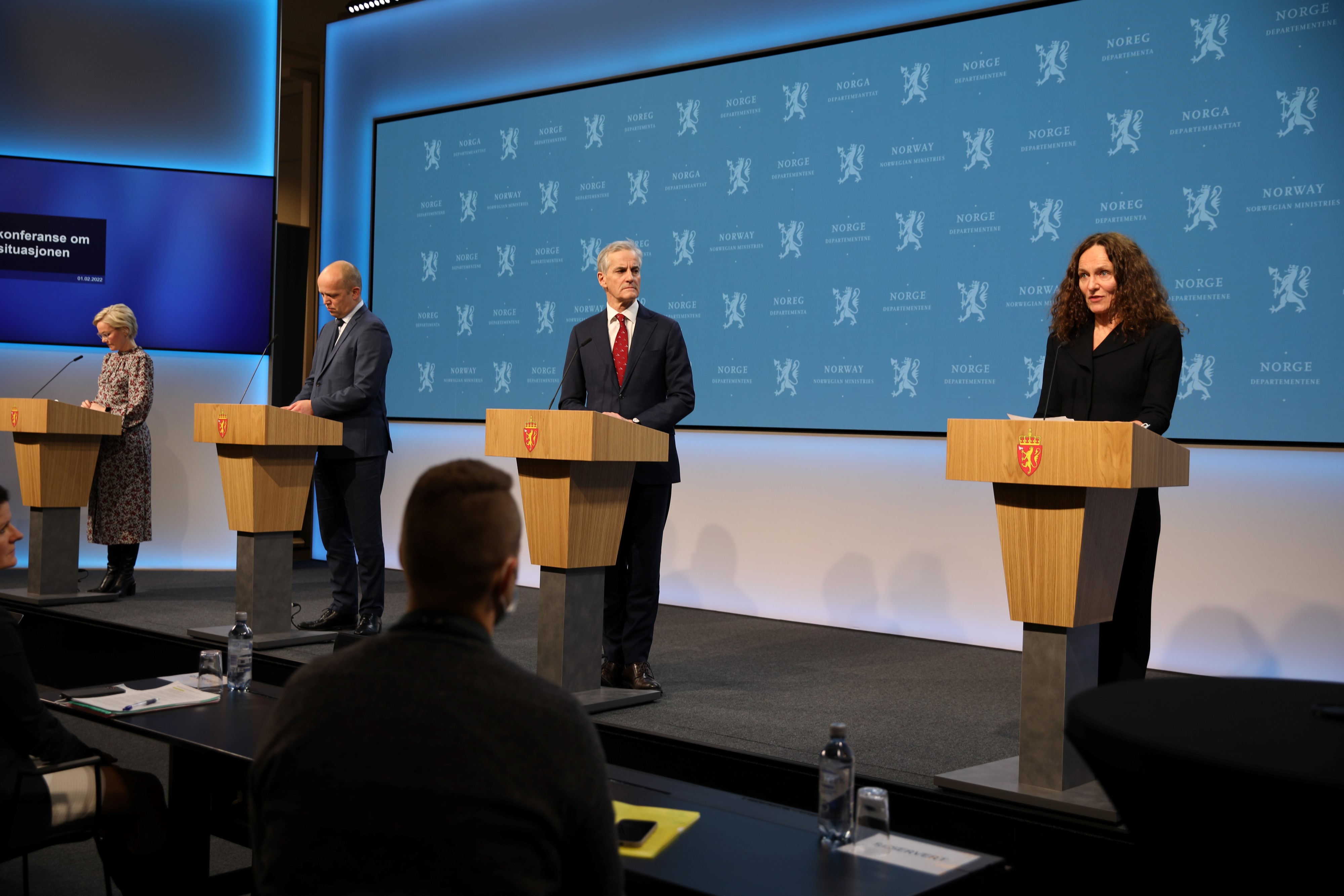 Helse- og omsorgsminister Ingvild Kjerkol, finansminister Trygve Slagsvold Vedum, statsminister Jonas Gahr Støre og FHI-direktør Camilla Stoltenberg under regjeringens pressekonferanse tirsdag kveld.
