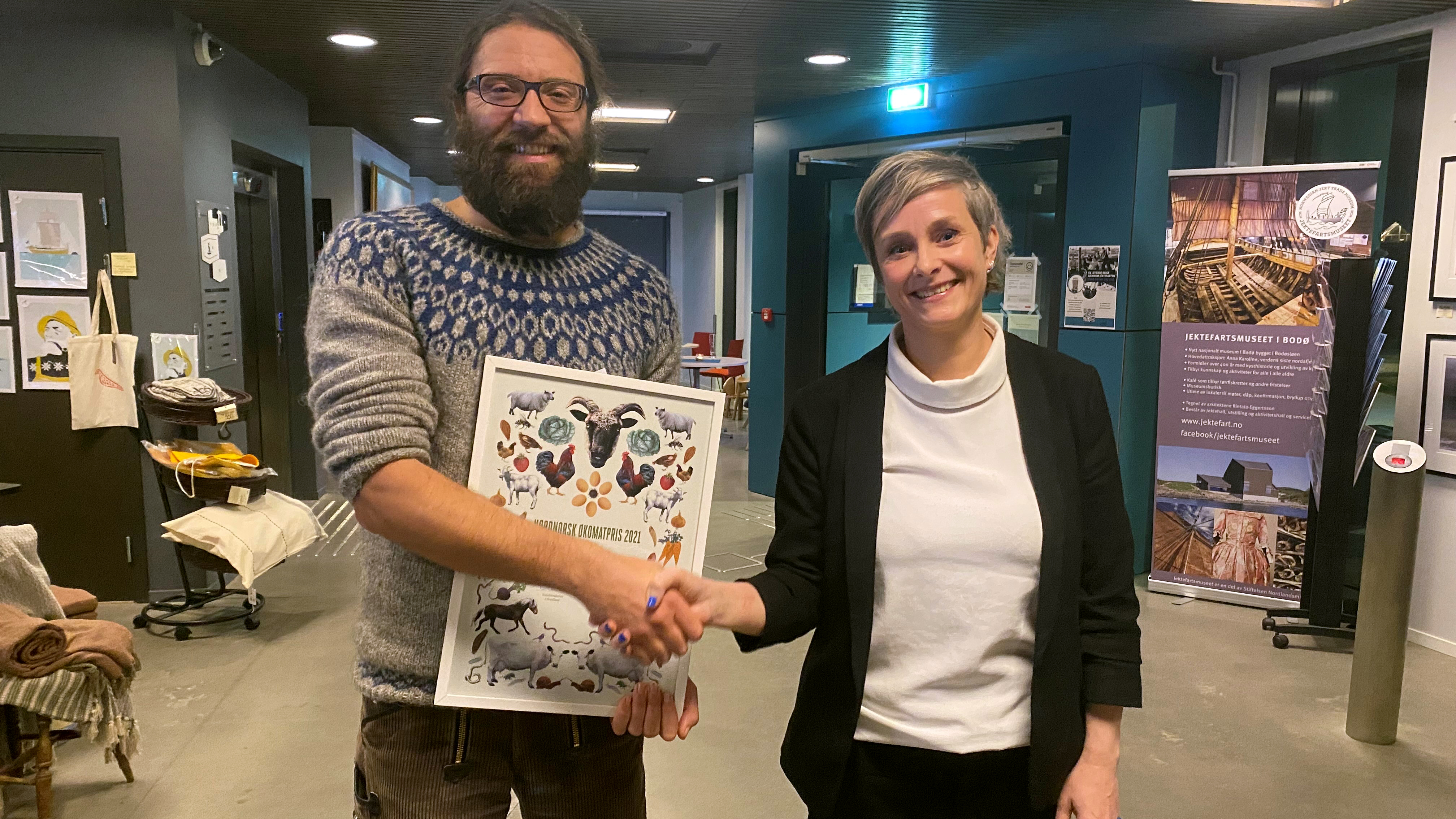 Det var landbruks- og reindriftsdirektør Katrine Erikstad som overrakte prisen til René Cortis.
