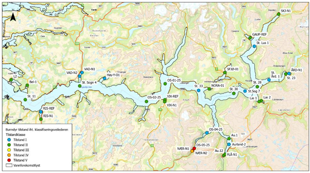 kart over lang fjord med raude, gule, gørne og blå prikkar 