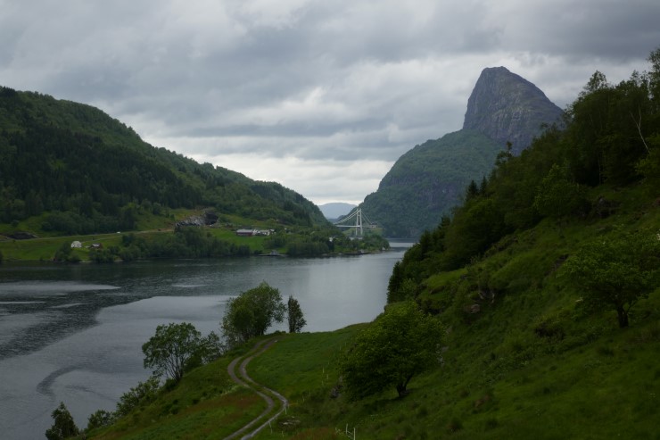 Ein fjord mellom fjell og ei bru