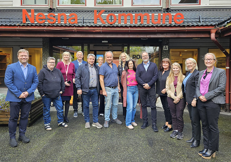 Deltakere fra Statsfovalteren og Nesna kommune på dialogmøte med Nesna kommune 24 september, oppstilt foran inngen til kommunehuset i Nesna kommune