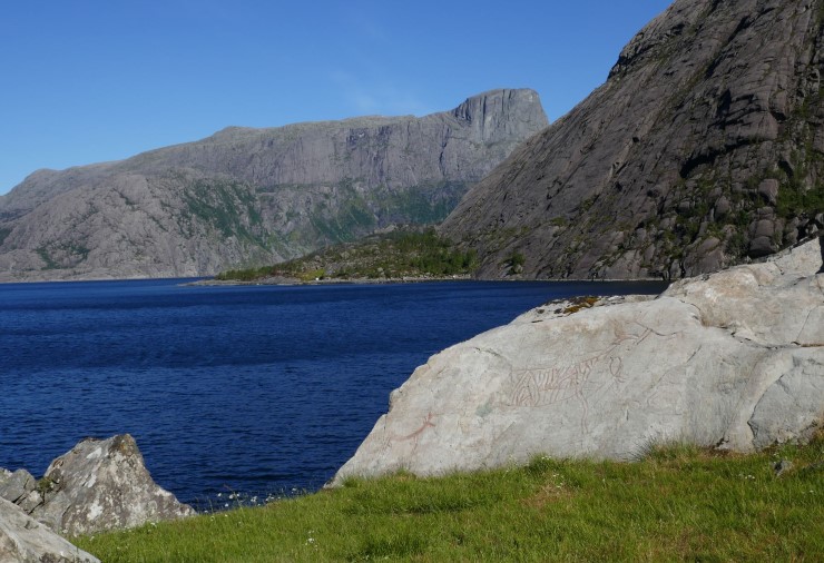 Vingen landskapsvernområde vart oppretta i 1980, og Vingen kulturminnevernområde vart oppretta i 2001. Både Statsforvaltaren og Fylkeskommunen er forvaltningsmynde for ulike vernereglar, og det er difor viktig med eit godt samarbeid. Helleristningane er frå steinalderen. Ser du kva slags dyr som teiknar seg på berget?