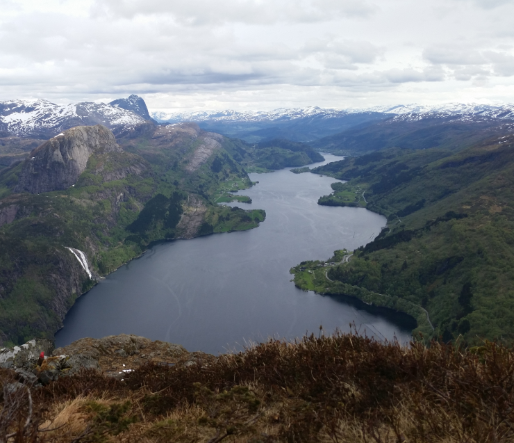 Dalsfjorden sett ovanifrå syner kor smal fjorden blir innover i landet. Det er ein fjord med stort tilsig av ferskvatn frå fjella rundt, og fjorden er godt teke vare på gjennom mange år. 
