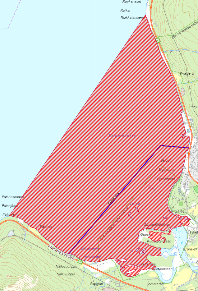 Munningsfredningssone utenfor Skibotnelva er markert i rød skravur. Grense for elv og sjø er markert med blå strek.