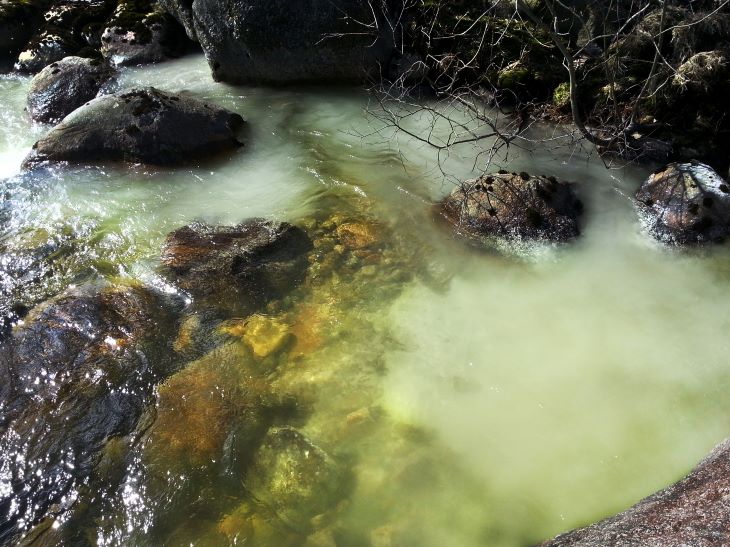 Kalken slippes gjerne ut der det er sm&aring; stryk eller fossefall, slik at innblandingen i vannmassene blir god. Foto: &Oslash;rjan Simonsen/Fylkesmannen i Rogaland 
