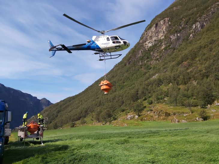 Omtrent 60 innsj&oslash;er blir kalka i Rogaland. Dette skjer med helikopter eller b&aring;t. Her fra Frafjord i Gjesdal. Foto: &Oslash;rjan Simonsen/Fylkesmannen i Rogaland 