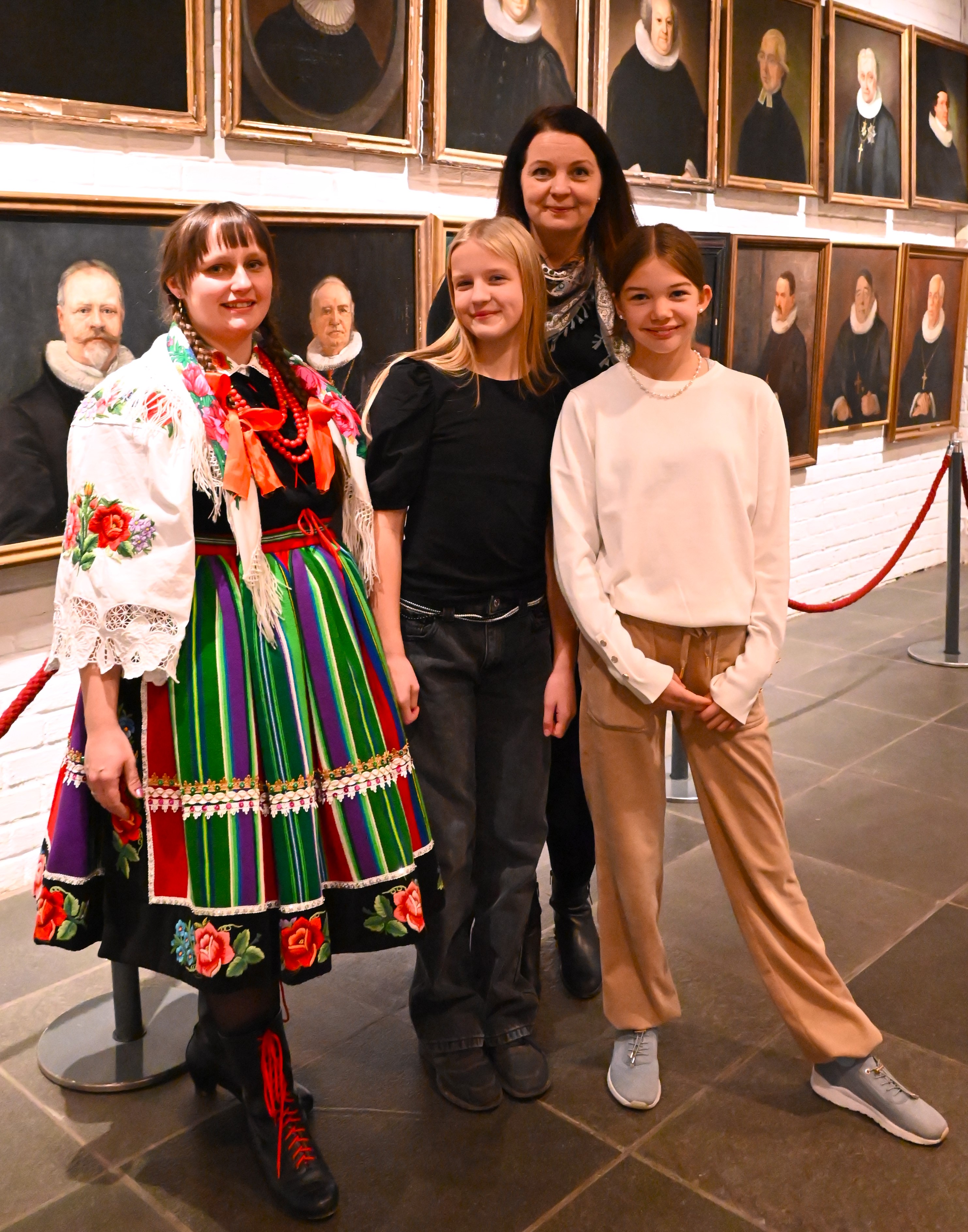 Dobbel feiring for norsk-polske Klara Ilona Ødeving (f.v.), Weronika Boruta, Aneta Boruta og Andre Aune. Statsborgerseremonien falt på samme dato som Polens nasjonaldag, 11. november. statsborgere2 foto. S. Ledang.JPG