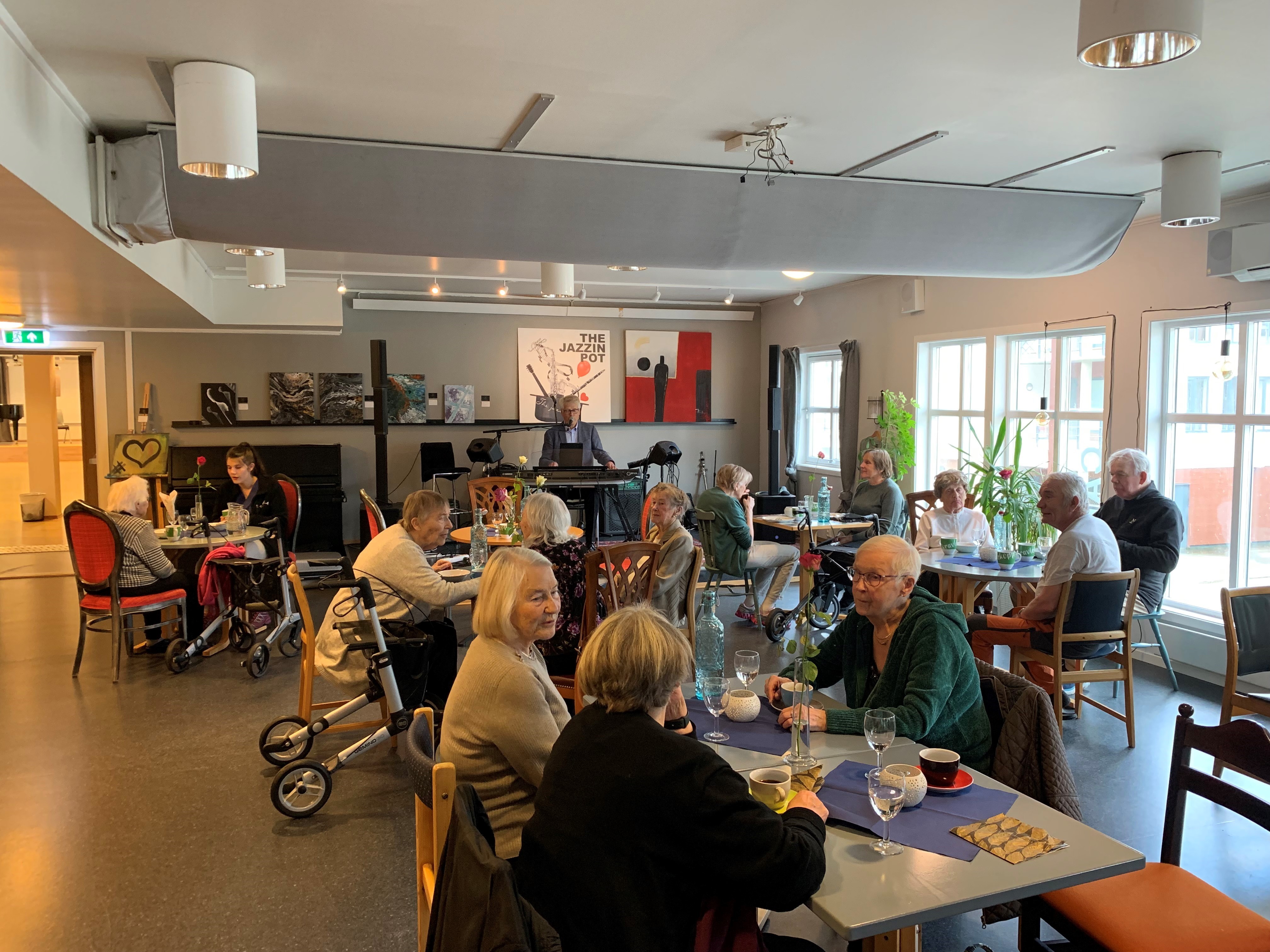 På Tusenhjemmet i Bodø serveres det underholdning i tillegg til middag. Man melder seg på ved å kontakte Tusenhjemmet eller Bodø frivilligsentral.