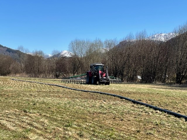Spreiing av husdyrgjødsel med stripespreiar og slepeslange.