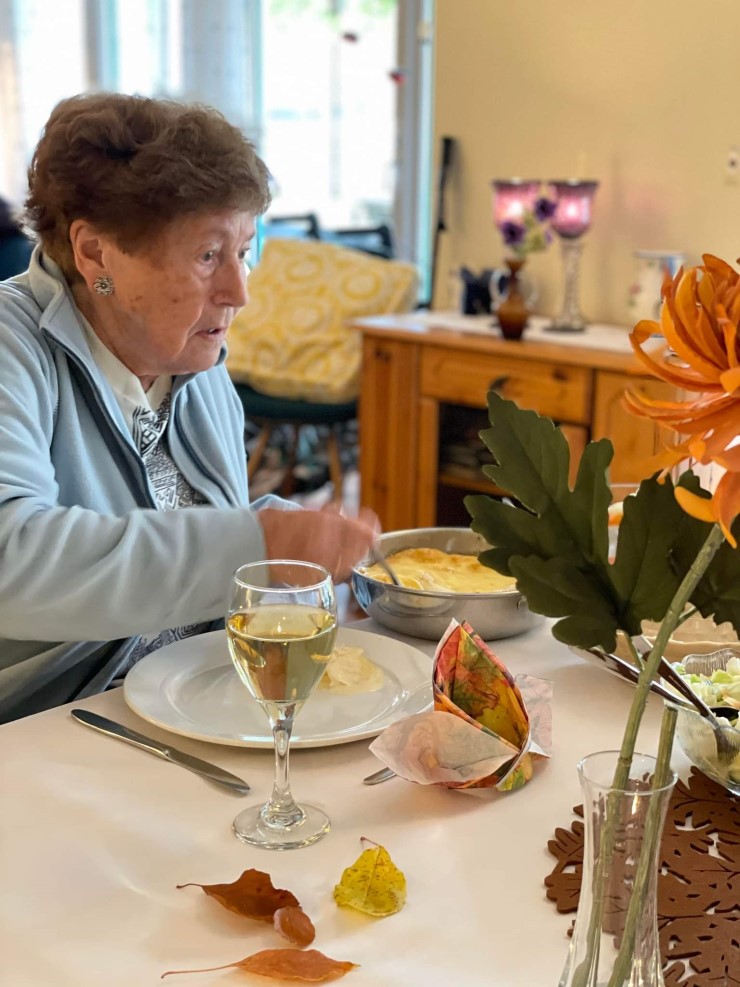 Dame, pådekka bord, blomst