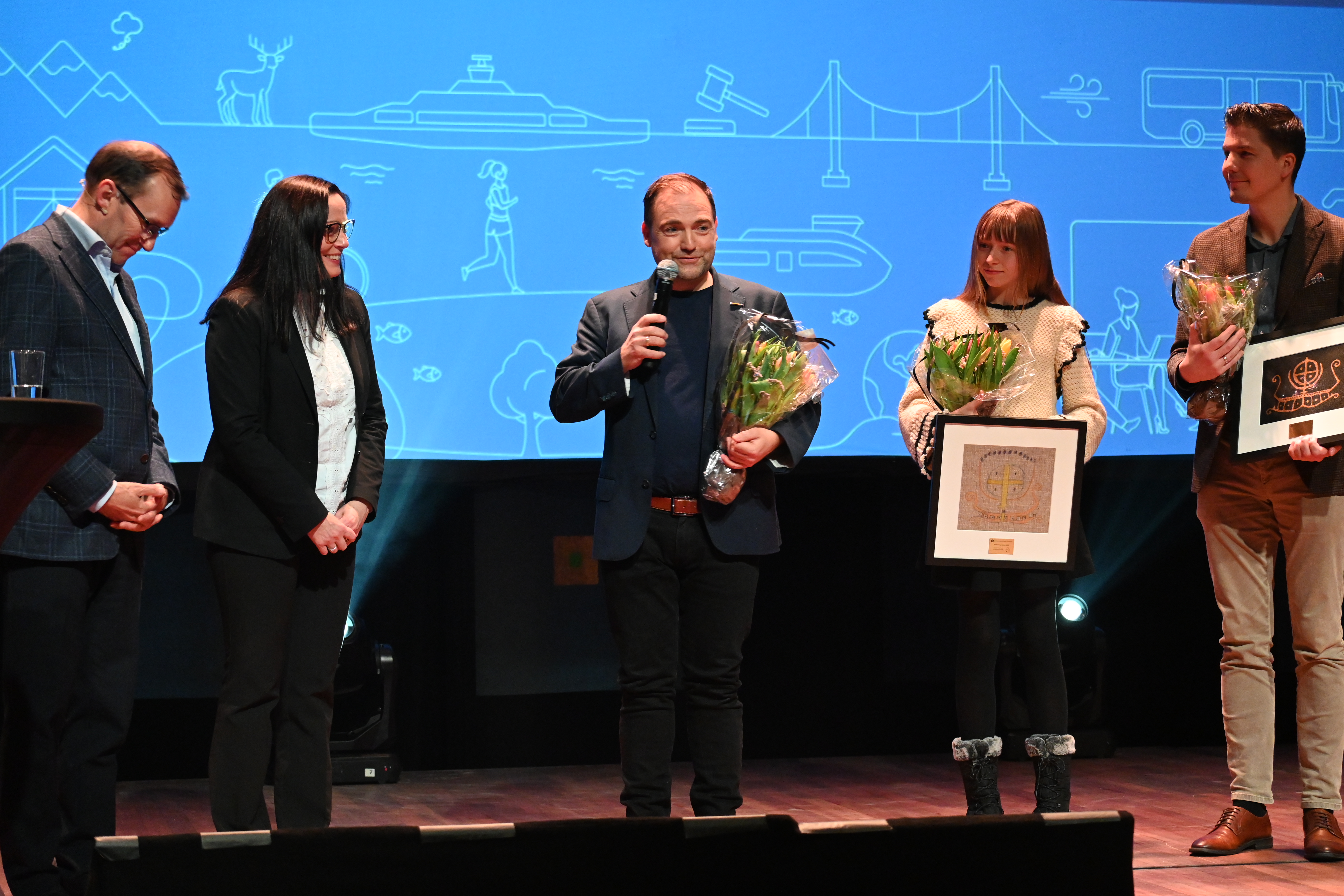 Bilde av Klima- og miljøminister Espen Barth Eide og statsforvaltar Else-May Norderhus  som delte ut prisen.  Her er vinnar Betonmast Røsand representert ved dagleg leiar Eskild Røsand. Han står i lag med dei andre finalistane; Stella Loennechen frå Gomalandet SFO og Jesper Wiig frå  Møre og Romsdal fylkeskommune. 