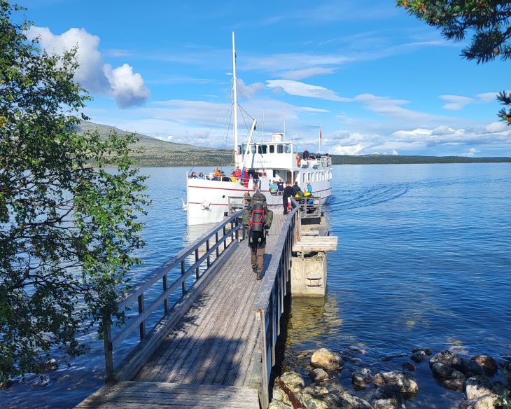 Rutebåt ved brygge