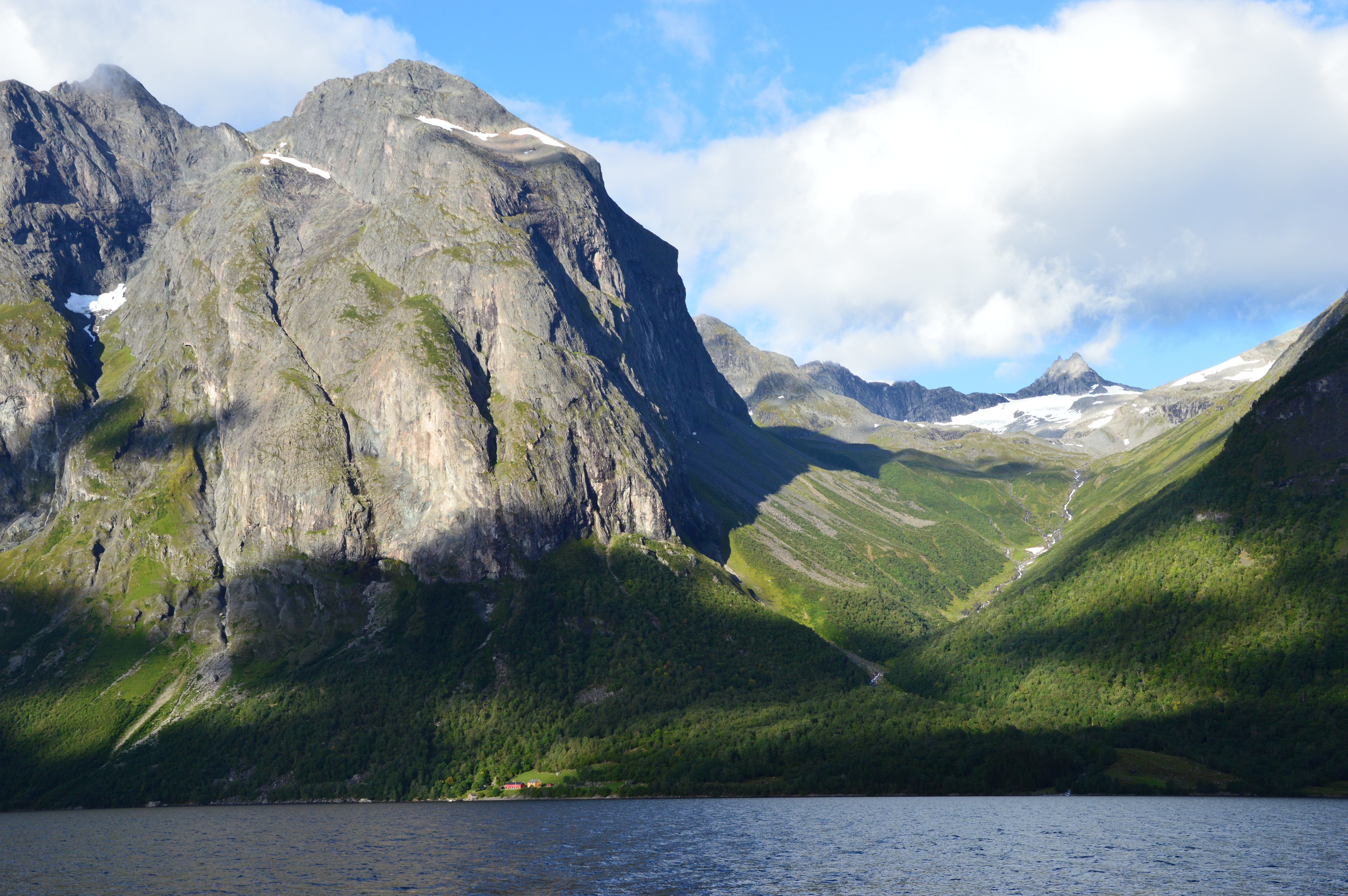 Frå Eikesdalen og Eikesdalsvatnet mot garden Hoem. 
