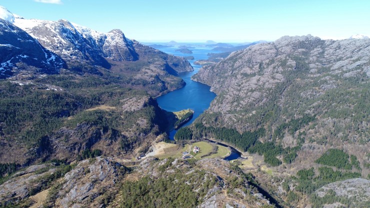 Osøyra er eit område rikt på regnskogskvalitetar i Kinn kommune, sør for Eikjefjord. Område på begge sider av elva/fjorden er no tilbudt av grunneigar til frivillig skogvern i dialog med grunneigar.