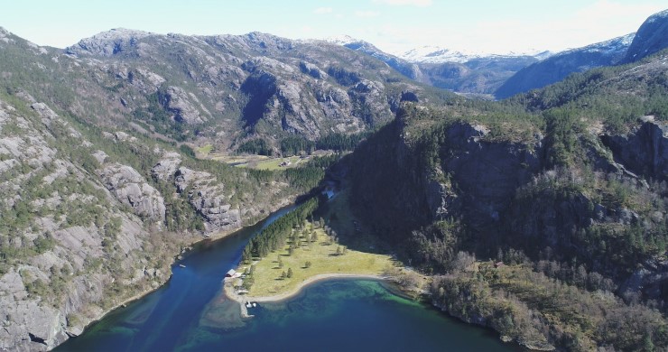 Osøyra er stort, kystnært, variert og kupert. Det er store kvalitetar i området knytt til regnskog, ein skogtype som vi har eit internasjonalt ansvar for å ta vare på. No har vi ein verneprosess på gang for å ta vare på dette store området. 