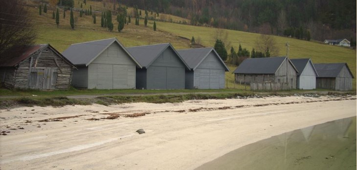 Bilete av fleire naust i rekke, frå Eide i Sogndal kommune. 