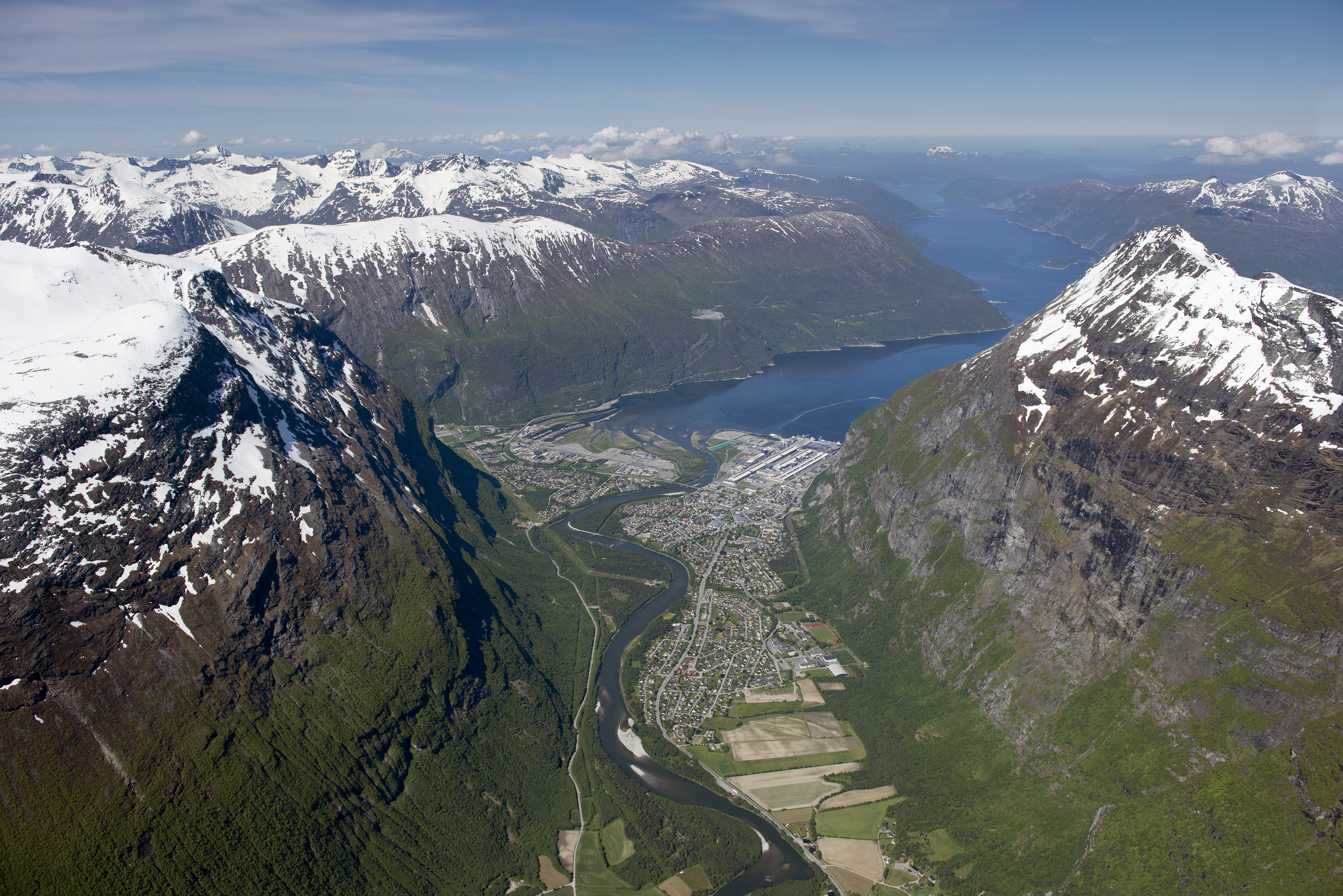 Sunndalen - vi ser elva Driva ned mot utløpet ved Sunndalsøra
