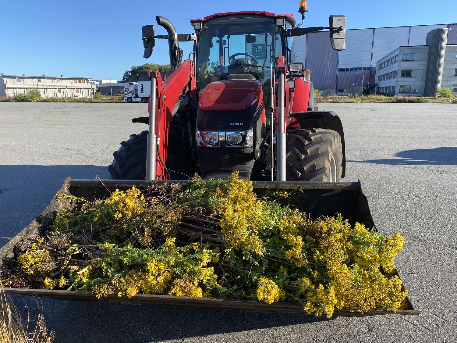 Traktor med landøyda på Gismerøya.