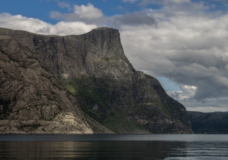 Hornelen går for å vere den høgaste sjøklippa i Nord-Europa, og er eit markant landemerke i Bremanger og omlandet rundt. Her er Hornelen sett frå Frøysjøen. 