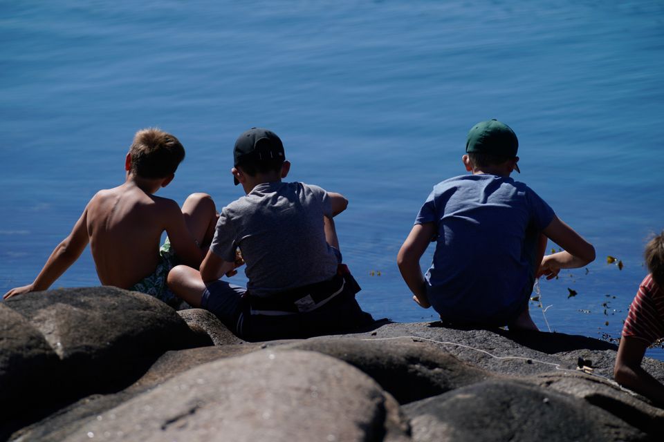 Bilde av tre barn som leker ved sjøen