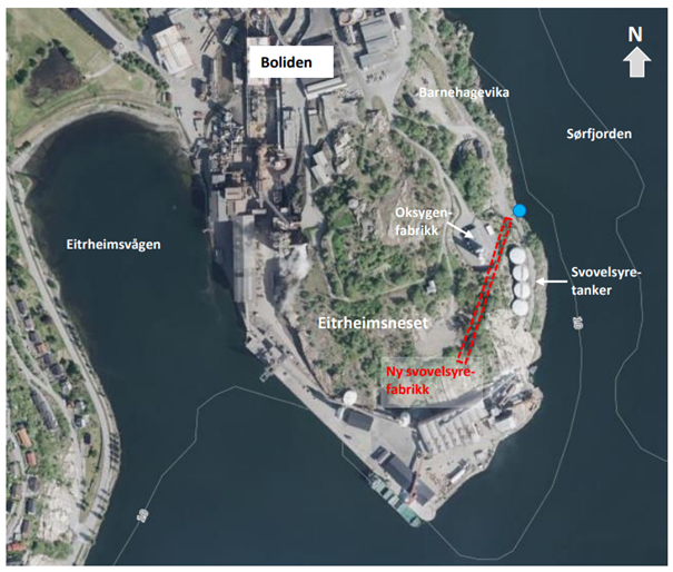 Figur 2: Flyfoto over Boliden Odda på Eitrheimsneset. Cirka lokalisering av tunnel er markert med stipla raud linje. Cirka lokalisering av utslepp av reinsa anleggsvatn er vist med blå prikk. 