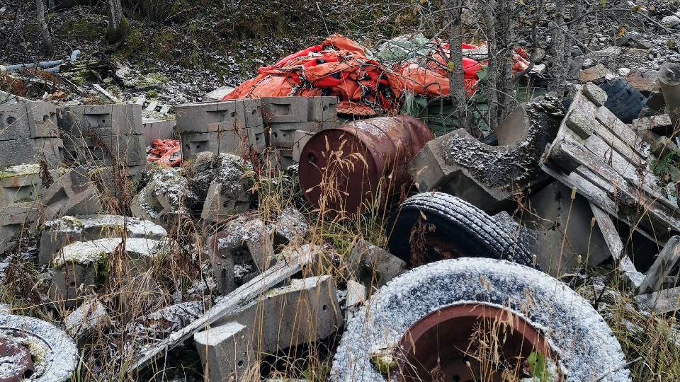 På Vågan kommunes lagringsområdet i tilknytning til deponiet ligger det bildekk og annet avfall.