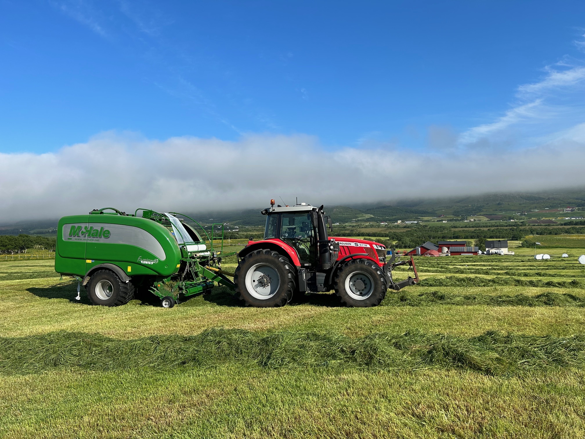 Traktor med rundballepresse