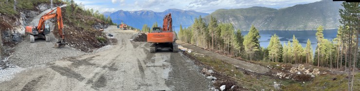 Gravemaskin, fjell, veg, sjø