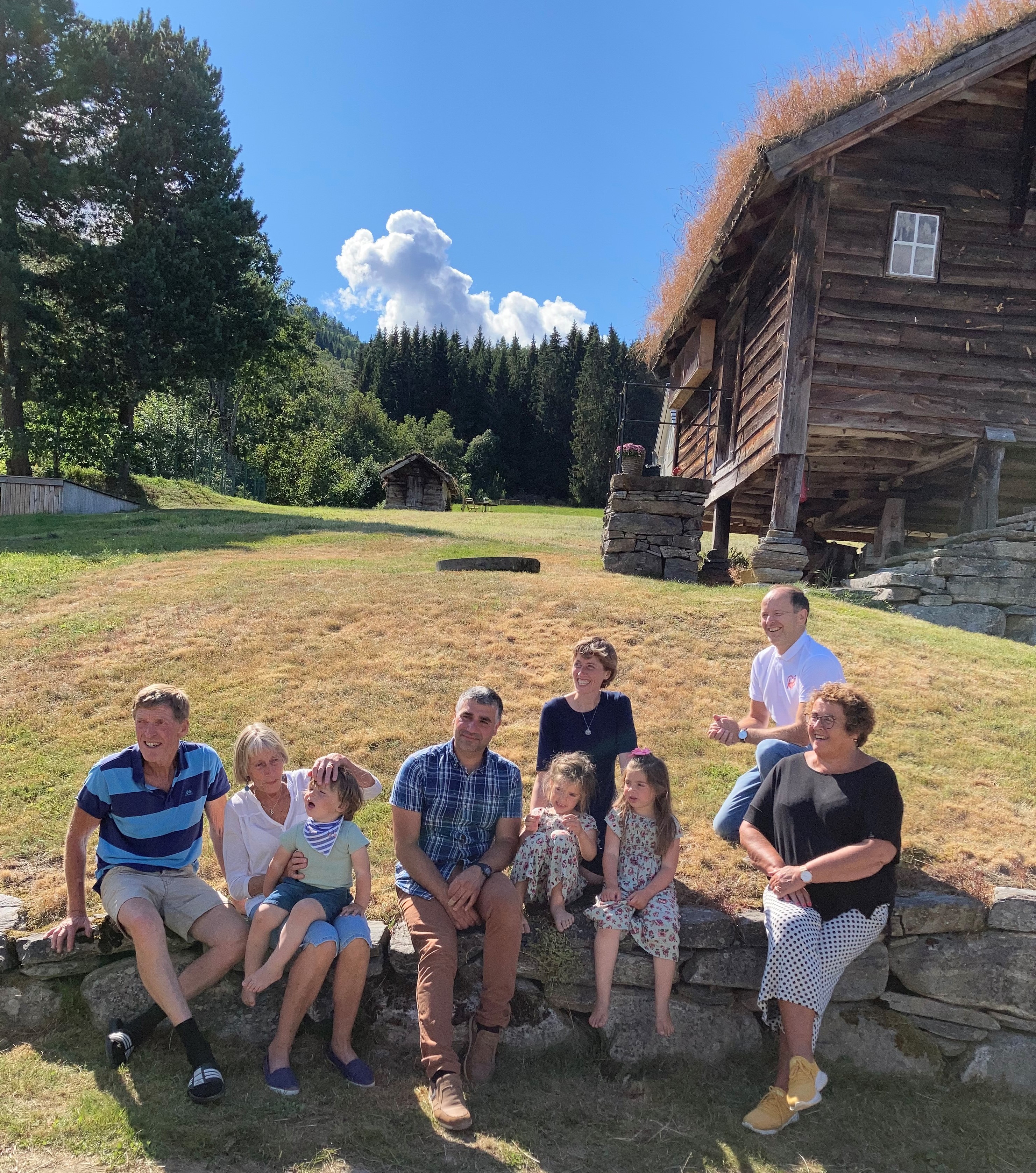 Storfamilien som var vertskap for besøket av statsråden og stortingskandidat Harry Valderhaug, f.v. Lars Helge Skarbø, Eli Skarbø med Carlos på fanget, Carlos Ruiz Rabelo, Kristine Skarbø og døtrene Elena og Carolina. 