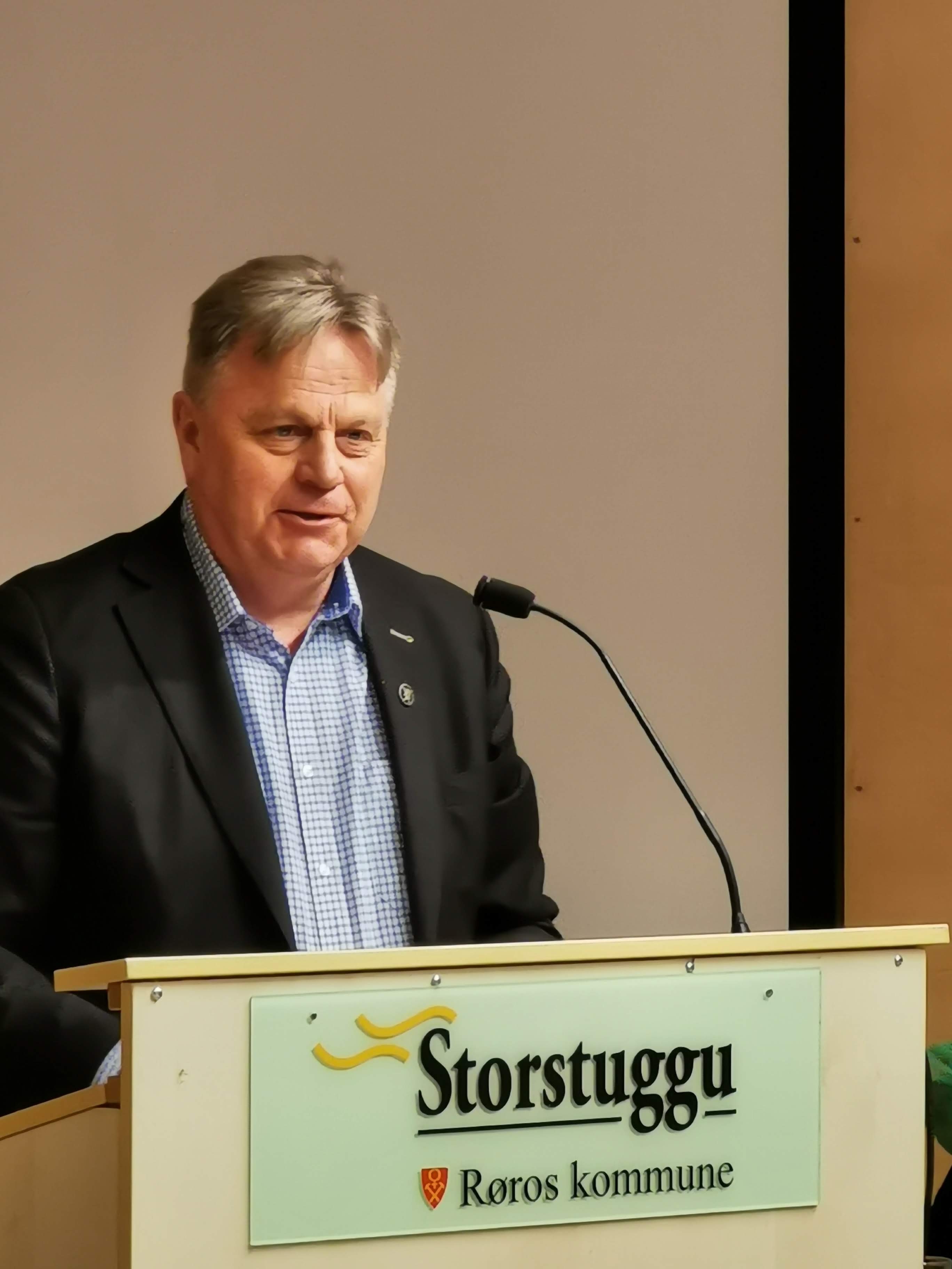 Fungerende statsforvalter Øystein Johannessen var invitert til Røros kommune og Storstuggu for å møte kommunestyret.