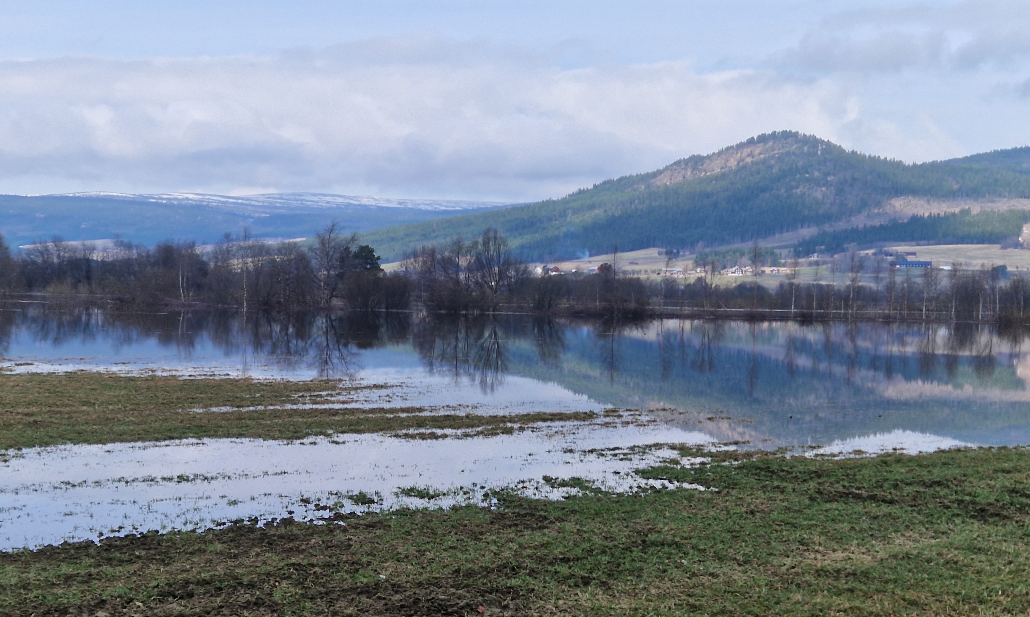 Bildet viser oversvømmet jorde i Nord-Østerdalen