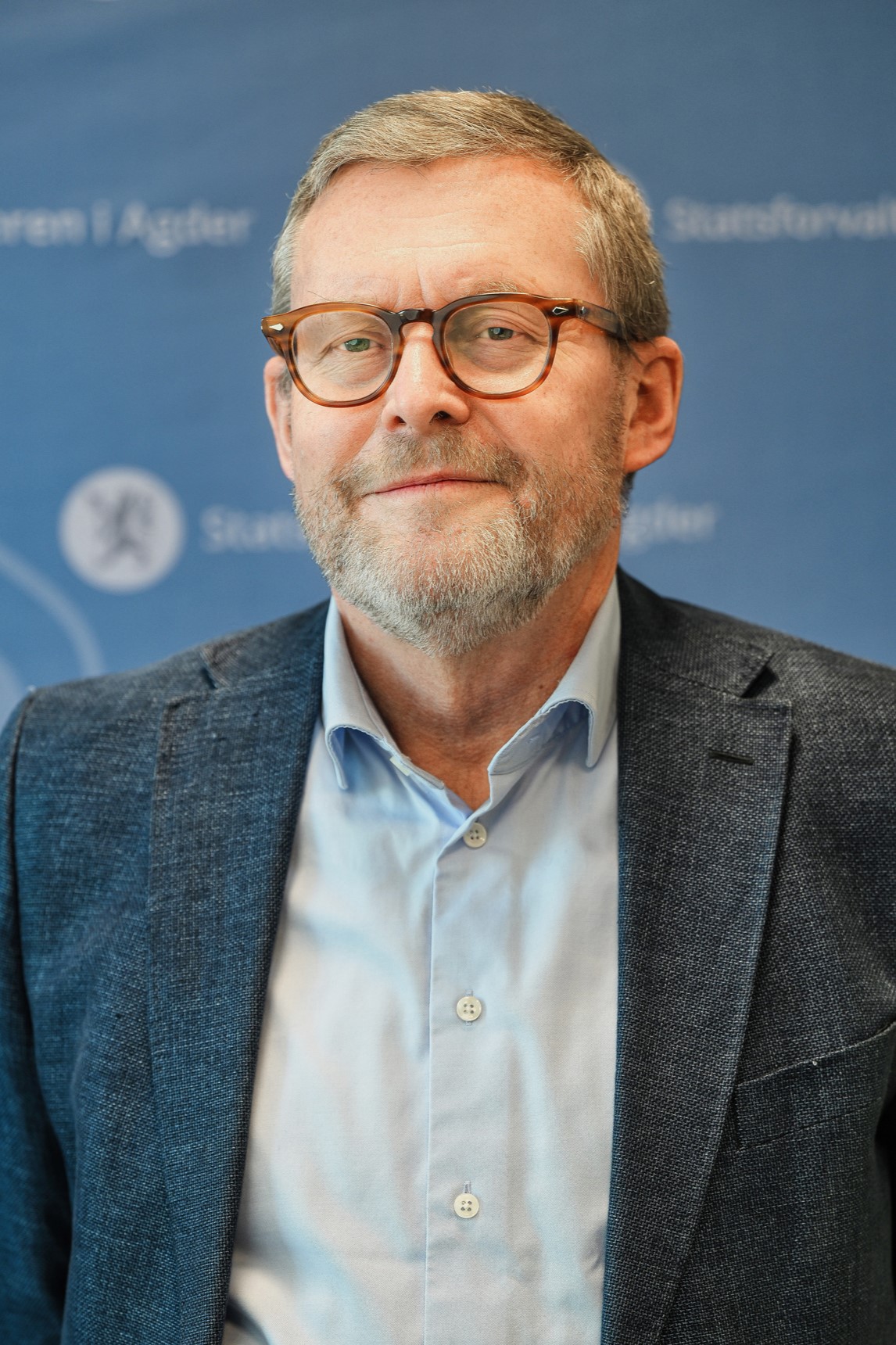 Portrettbilde av en smilende mann. 