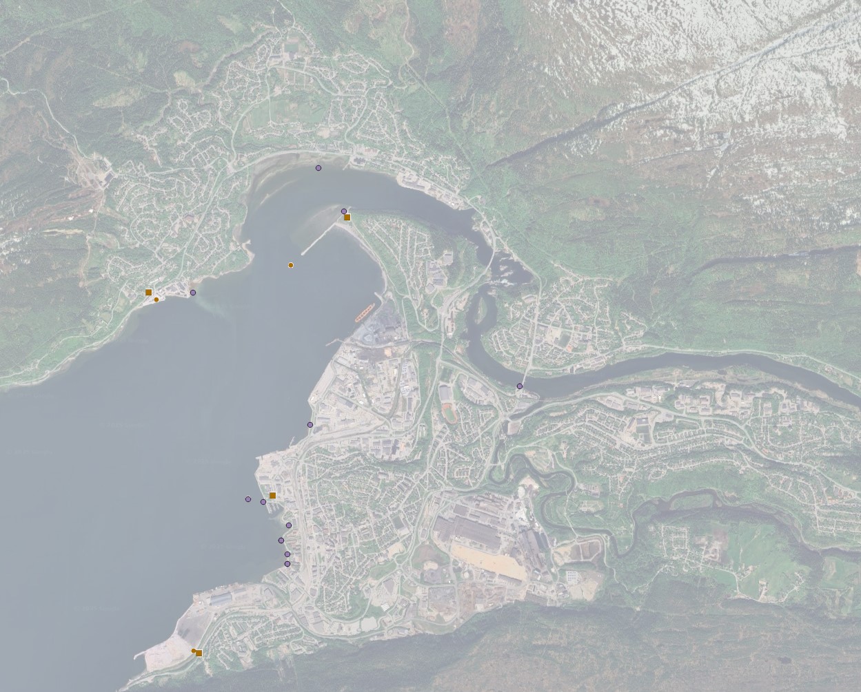 Satelittfoto som viser en fjord og landområder med bebyggelse, grønne arealer og fjell. Langs fjorden er det lagt inn flere prikker.