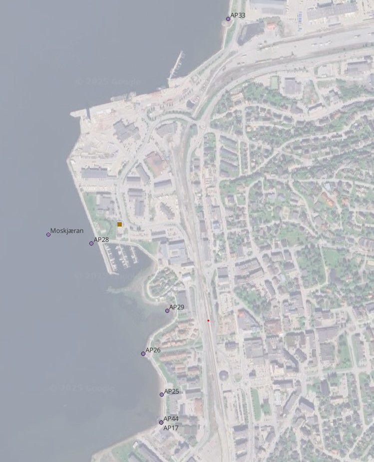 Satelittfoto som viser sjøområde og landområde med bebyggelse. Langs sjøkanten er det lagt inn flere prikker.