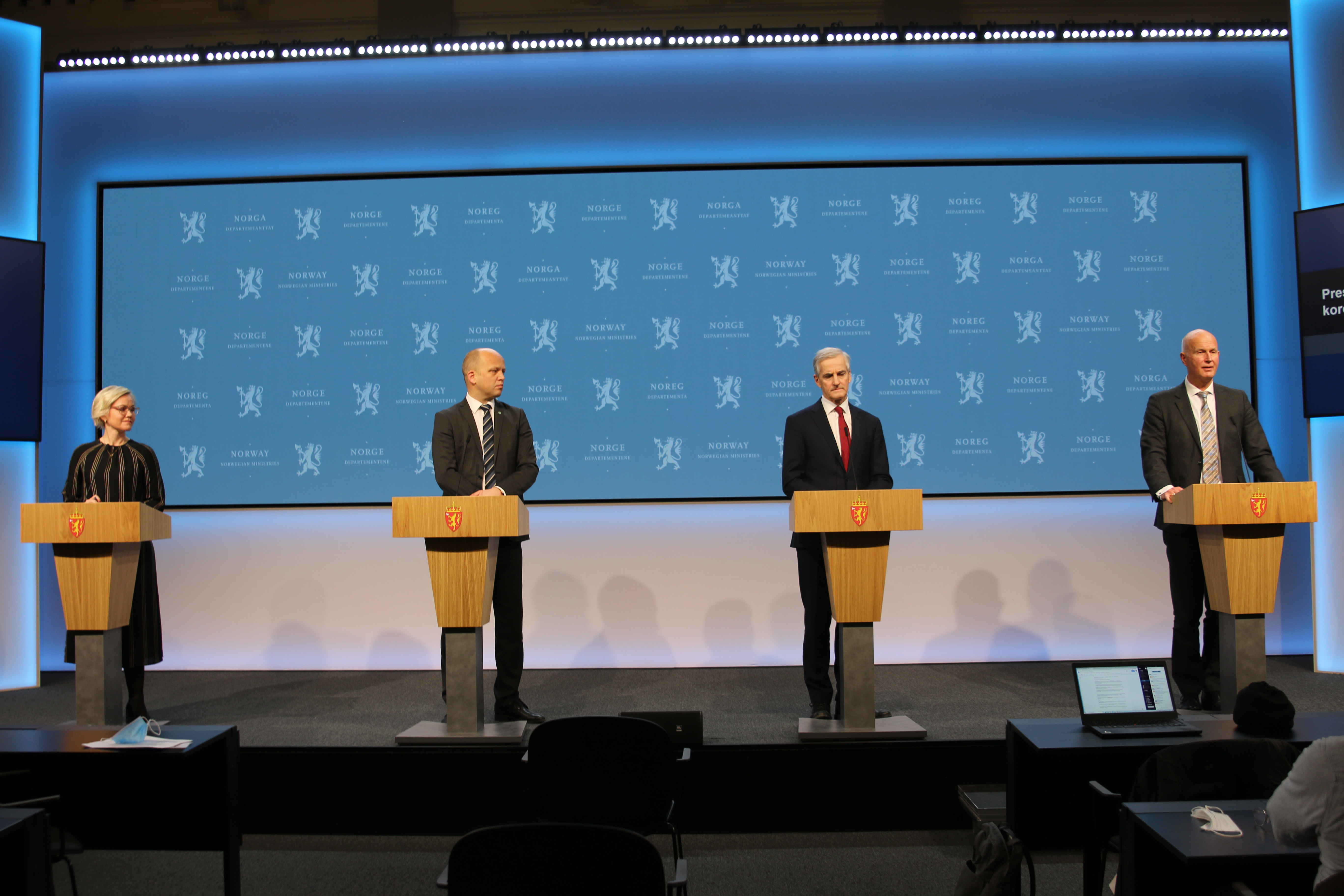 Helse- og omsorgsminister Ingvild Kjerkol, finansminister Trygve Slagsvold Vedum, statsminister Jonas Gahr Støre og FHI-direktør Camilla Stoltenberg på pressekonferansen 7. desember 2021.