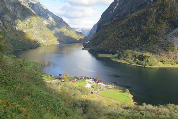 Gardane og stølane langs med fjorden, her i frå Tufto i Nærøyfjorden, aukar landskapsverdien med ein kulturell dimensjon. Området rommar eit stort naturmangfald, både over og under vassflata. 