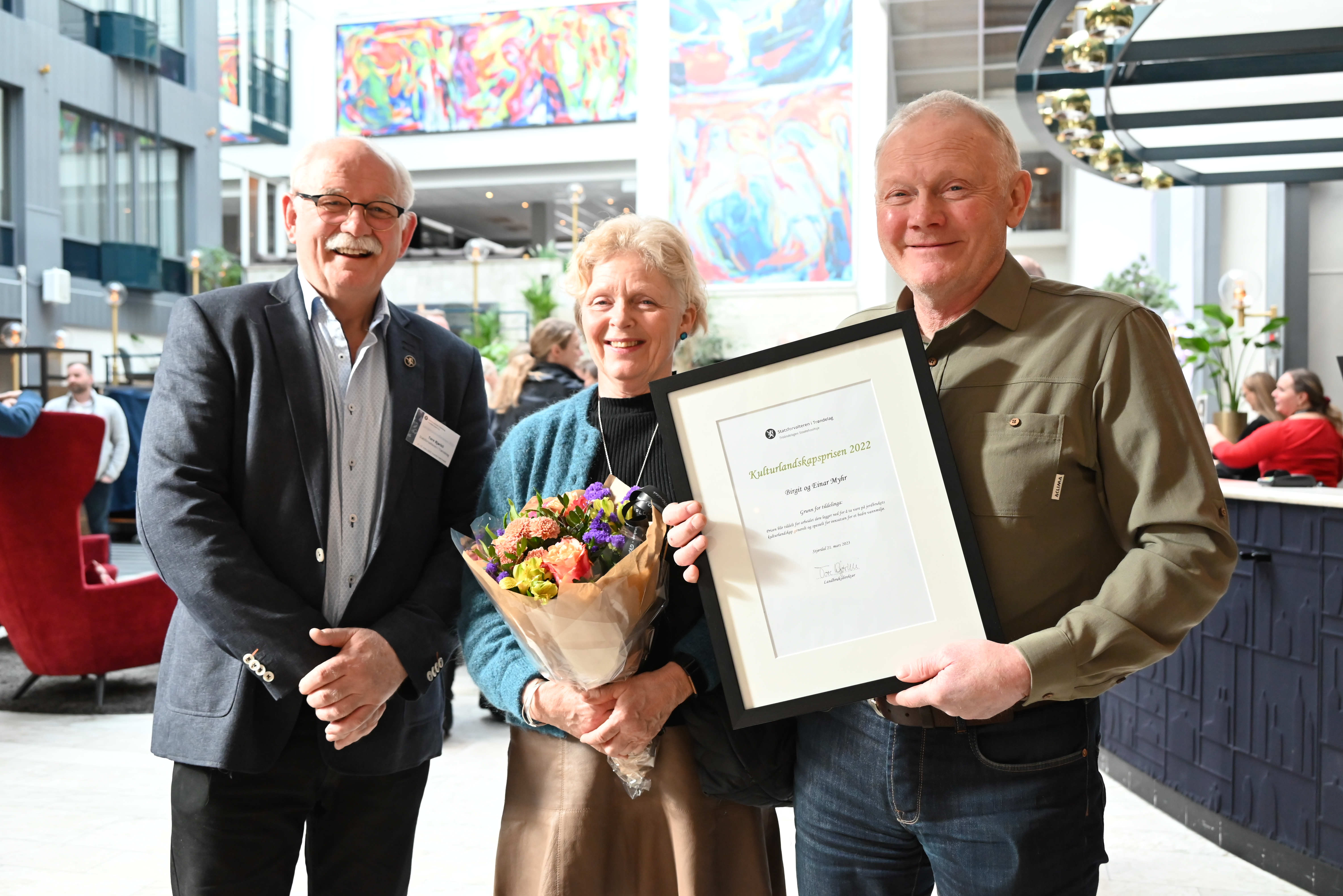Avtroppende landbruksdirektør Tore Bjørkli (t.v.) overrakte Kulturlandskapsprisen 2022 til ekteparet Birgit og Einar Myhr. Kulturlandskapsprisen 2022.JPG