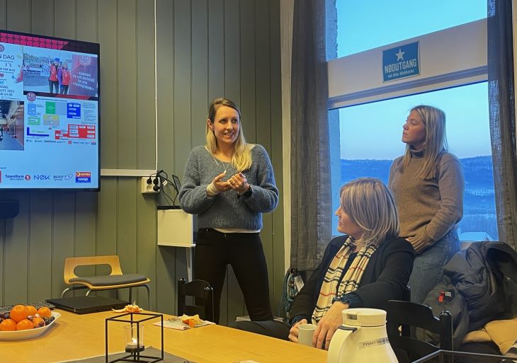 Tre damer i et møterom