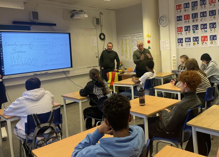 Mann som snakker til elever i et klasserom