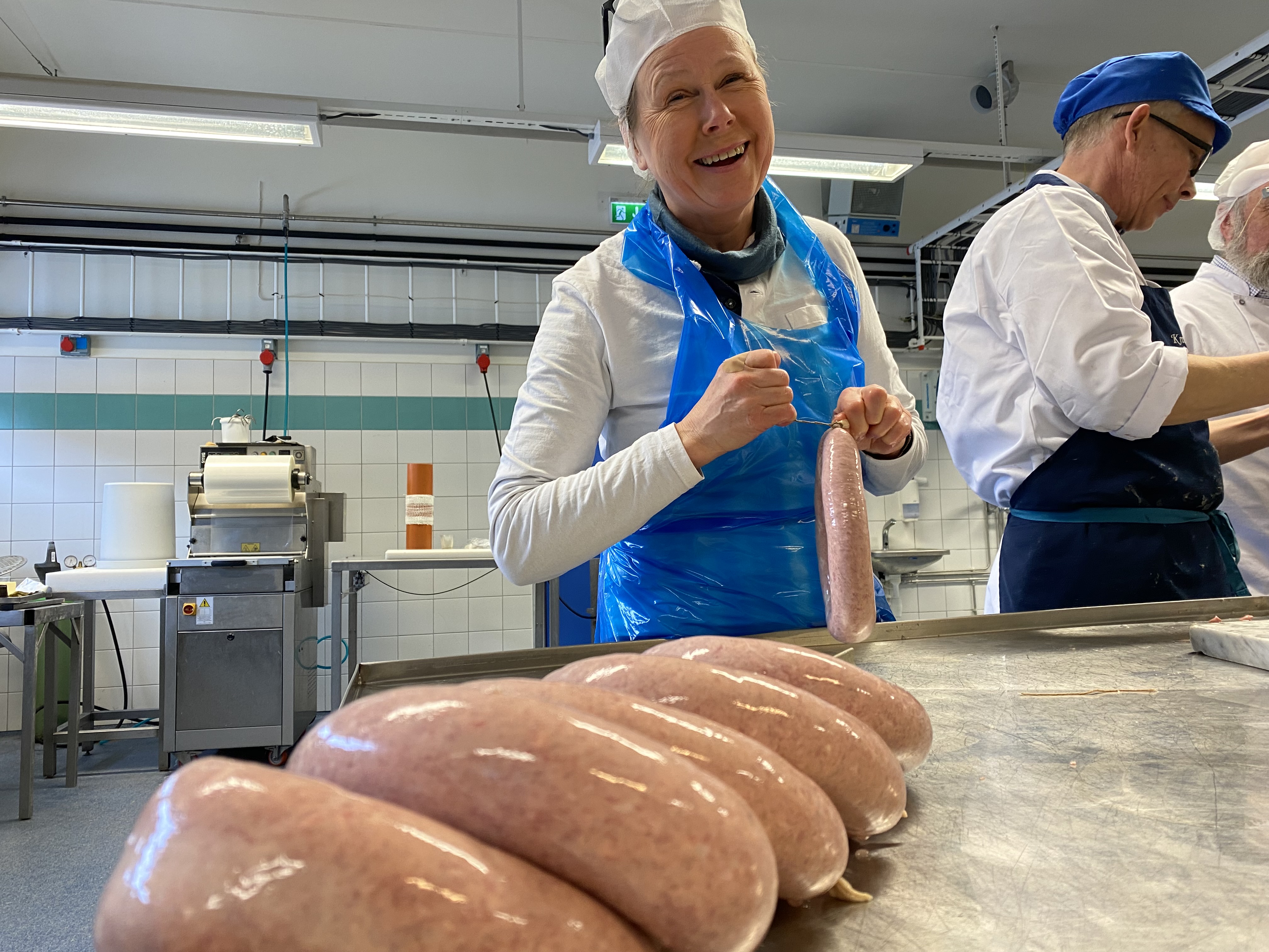 Bilete av pølsemaking med Kirsti Indreeide. 