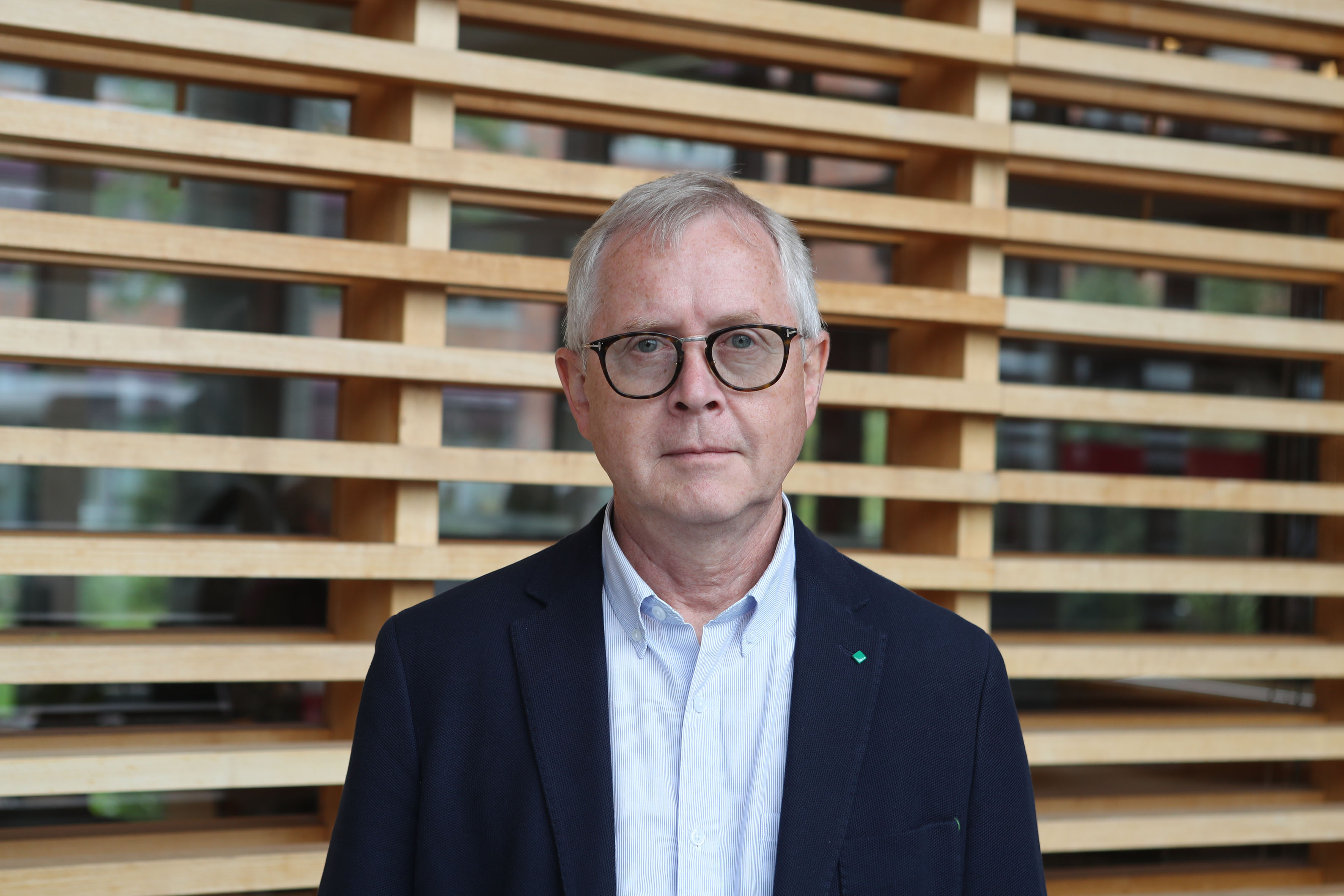 Fylkeslege Jan Vaage sier vi må få snudd smittetrenden i Trøndelag. 
