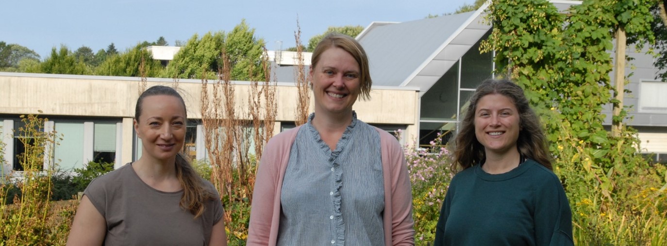 Fra venstre: Botanikere for Stavanger botaniske hage, Lovisa Gustafsson og botaniker Anne-Cathrine Scheen og naturforvalter for Statsforvalteren i Rogaland, Oline Lima.