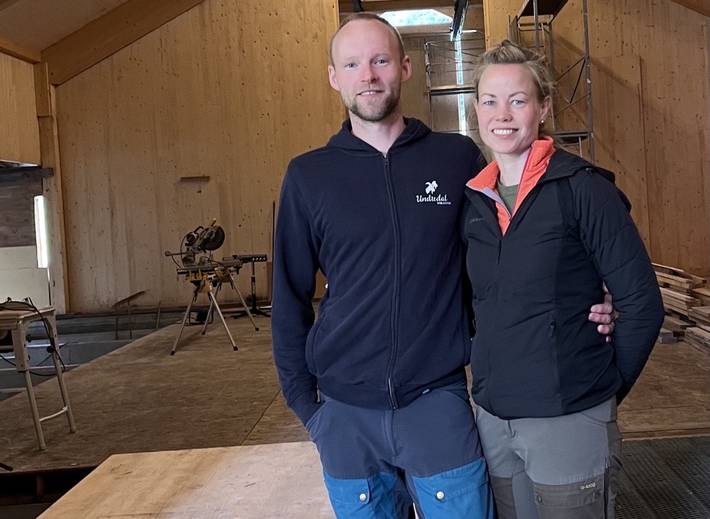 Tormod og Trude Underland er to av dei som fekk den første Kulturlandskapsprisen i Vestland. Foto: Kjersti Sognnes, Vestland fylkeskommune. Tormod og Trude Underland er to av dei som fekk den første Kulturlandskapsprisen i Vestland. Foto: Kjersti Sognnes, Vestland fylkeskommune.