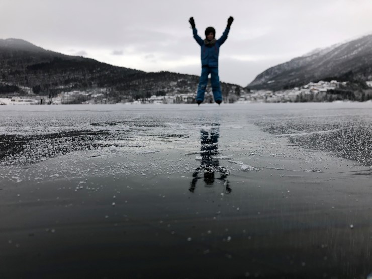 Ferdsel på islagde vatn er ein del av allemannsretten i Noreg, og det er mange som nyter vinteren i Vestland desse dagar. Sjekk dei lokale isforholda på Varsom.no