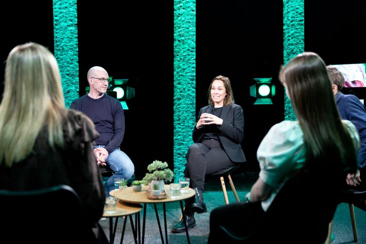 Mennesker i diskusjon i tv-studio