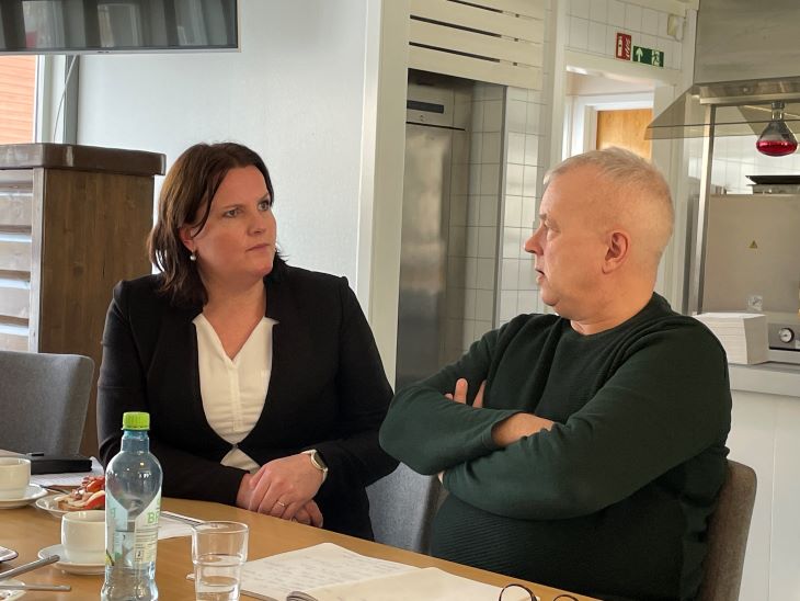 Mann og kvinne i samtale