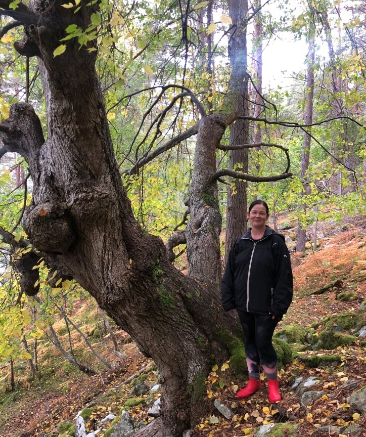 Det er viktig for kunnskapsgrunnlaget i saka å dra på synfaring i det planlagde verneområdet. Her er grunneigar Randi Bugge på tur med forvaltninga for å fortelje om historia og bruken av Buggastrondi. 
