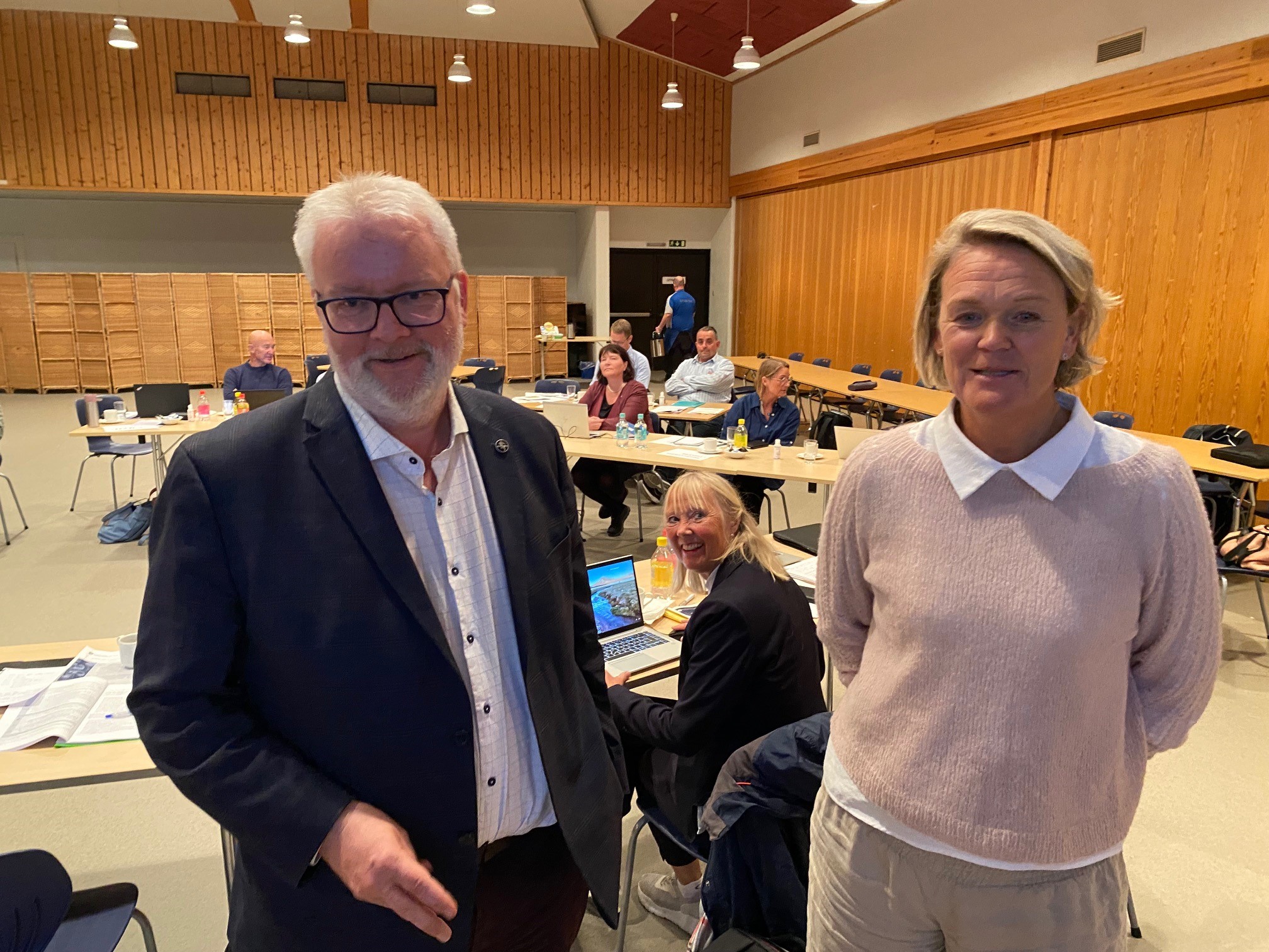 Ordfører Bente Estil tok i mot statsforvalter Frank Jenssen til kommunebesøk i Lierne i dag.