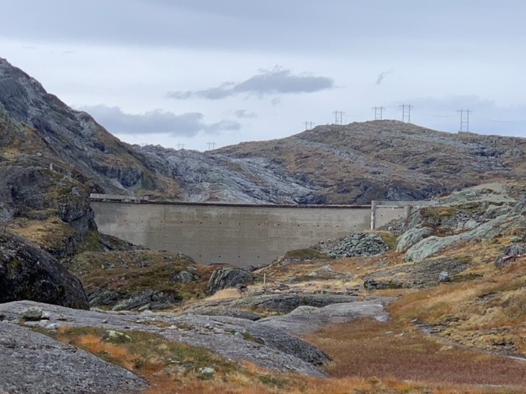 Bjølsegrødammen, Ålvik i Hardanger. Med del av 420 kV kraftlinja Sima-Samnanger i bakgrunnen.