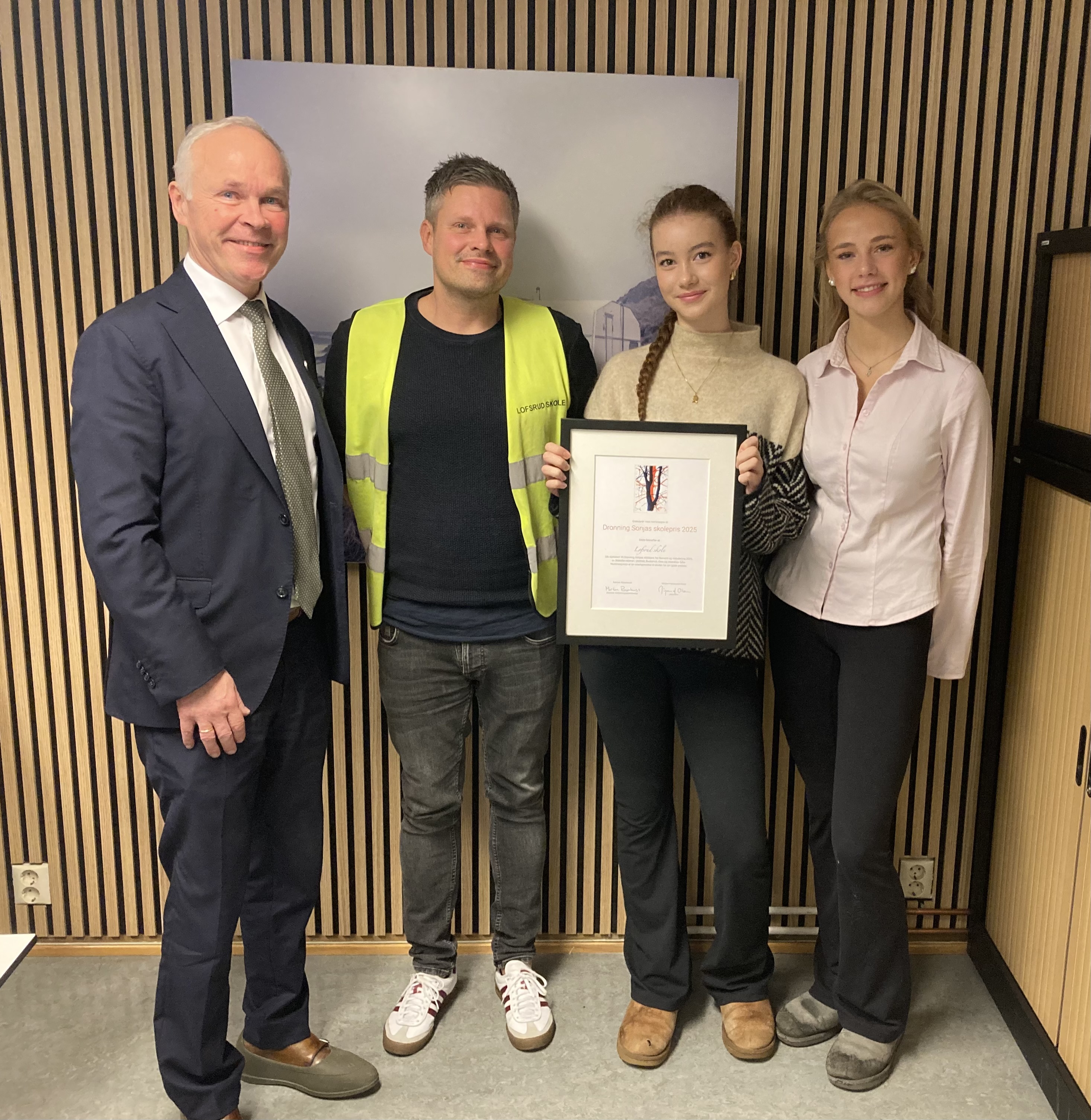 Statsforvalter Jan Tore Sanner deler ut diplomet til rektor Trond Nilsen og Emma Marie Bretting Øvrebø og Sunniva Johannessen Buckley fra elevrådet.